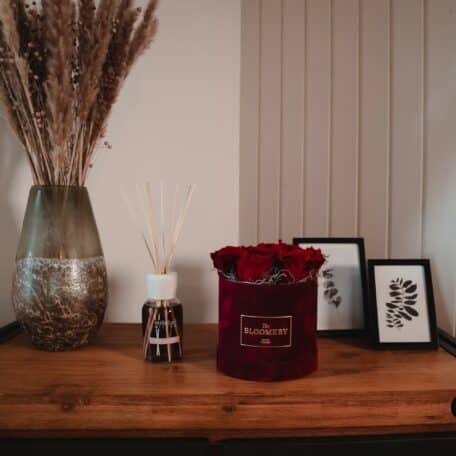 Rosenbox in Bordeauxrot Samt, mit 8 stabilisierten Rosen Burgundy Ø 15 cm