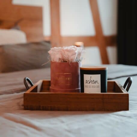 Rosenbox in Rosa Samt, mit 4 stabilisierten Rosen Pink Bourgogne, Ø 10 cm