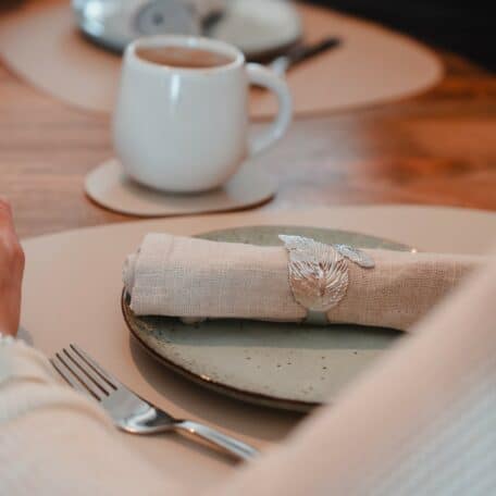 Eleganter Serviettenring mit Blätterdesign, silber