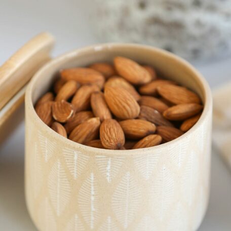 Dose aus Steingut, mit Blättermotiv und Bambusdeckel