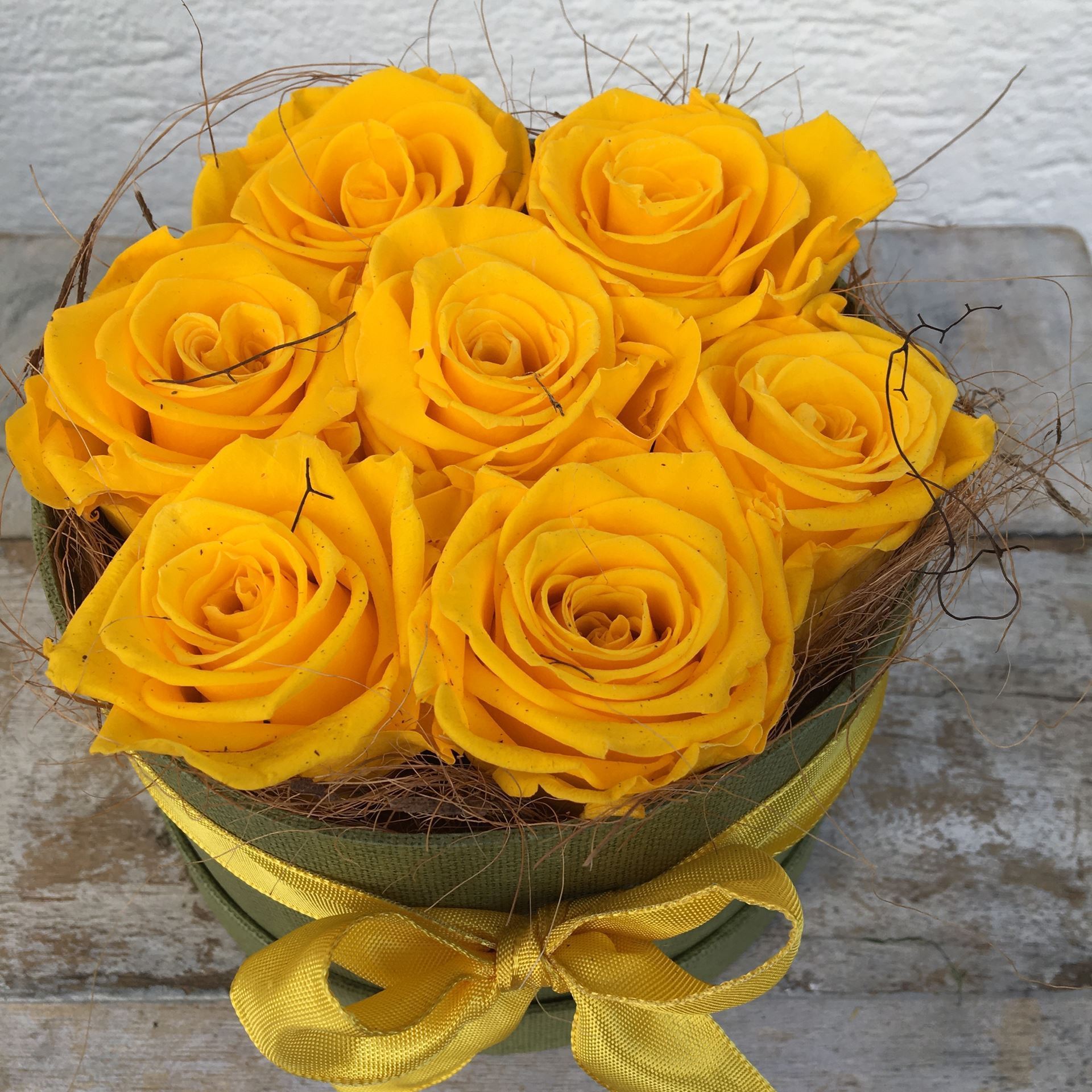 Edle sonnige Rosenbox - rund, in grün, mit 7 gelben, echten, stabilisierten Rosen  Ø ca. 15 cm