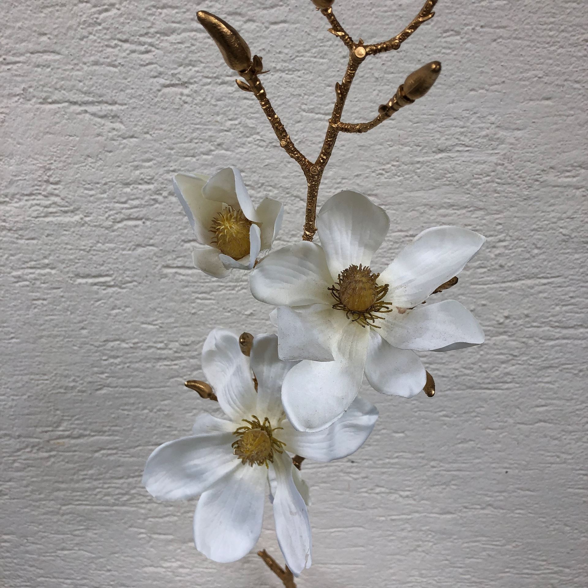 Edler Magnolienzweig (Textilblume) mit weissen Blüten