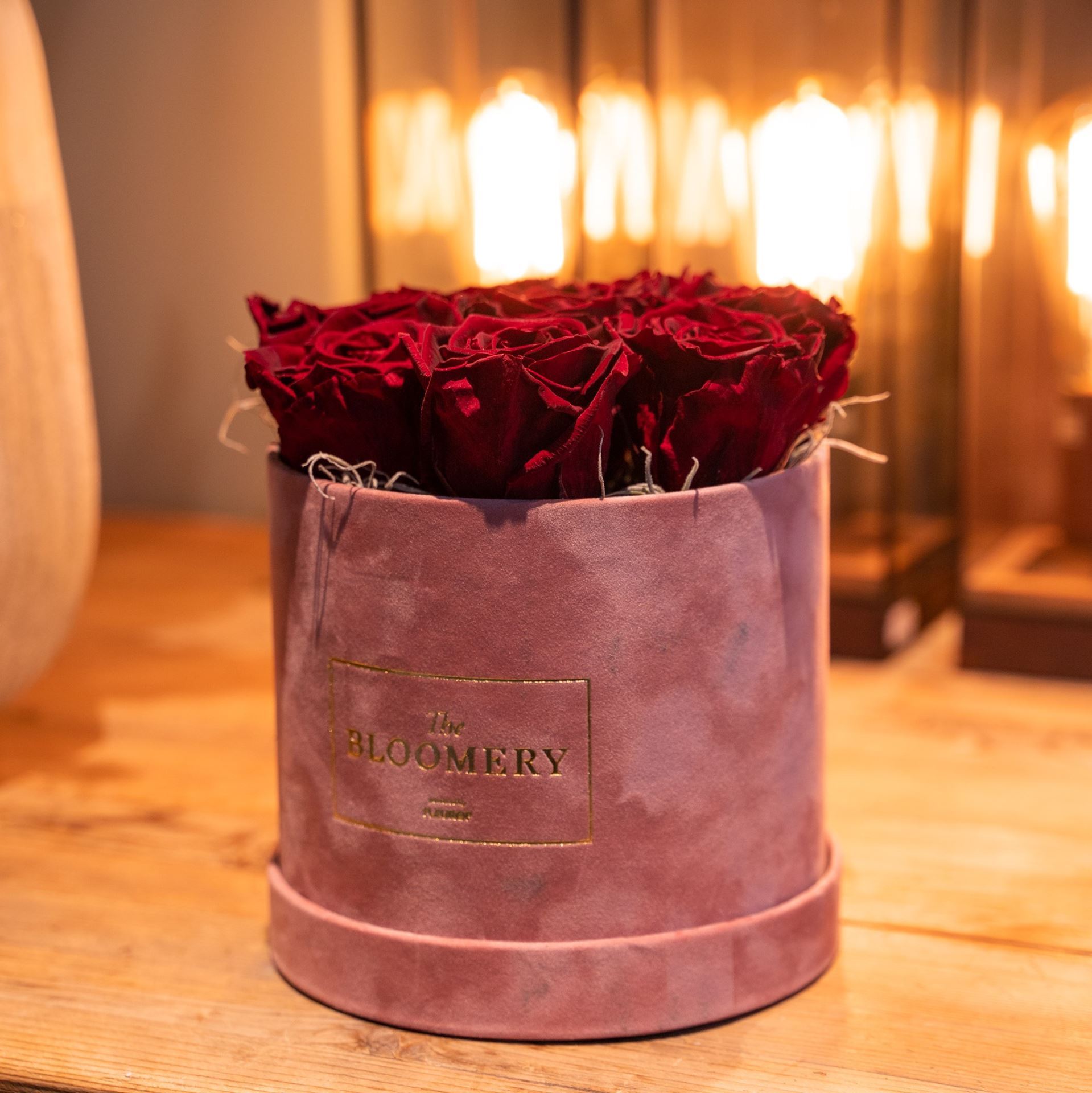 Rosenbox in Rosa Samt, mit 8 stabilisierten Rosen Burgundy, Ø 15 cm