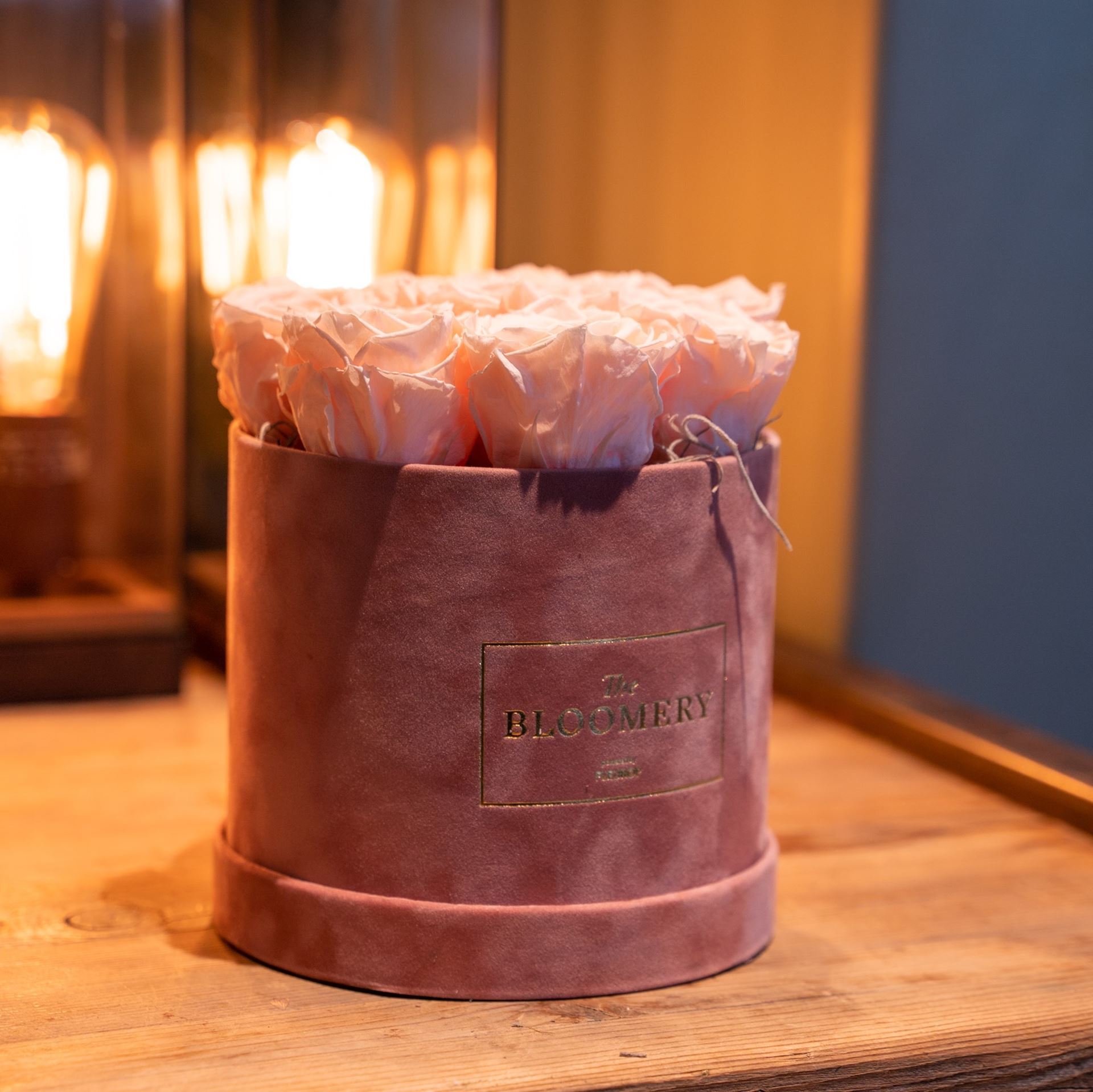 Rosenbox in Rosa Samt, mit 8 stabilisierten Rosen Almond, Ø 15 cm