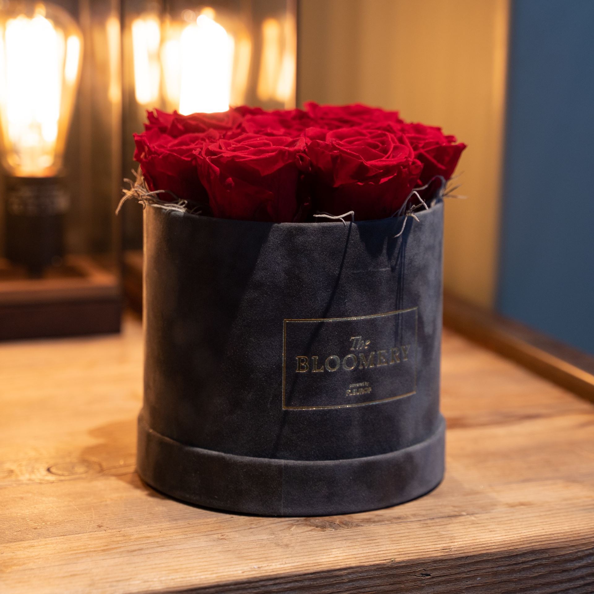 Rosenbox in Grau Samt, mit 8 stabilisierten Rosen Red, Ø 15 cm