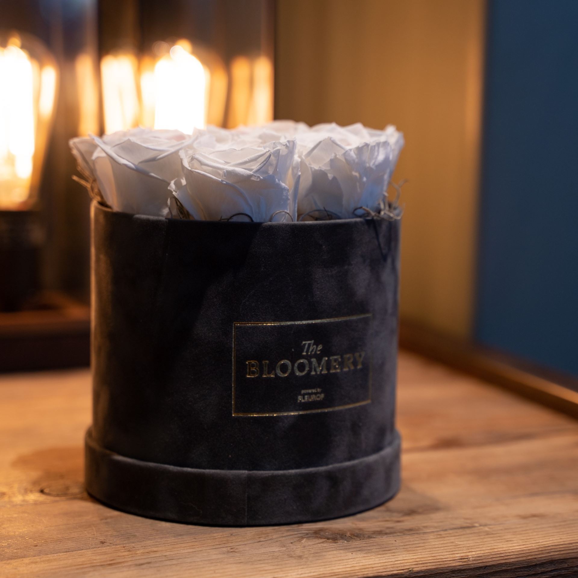 Rosenbox in Grau Samt, mit 8 stabilisierten Rosen Pink Bourgogne, Ø 15 cm