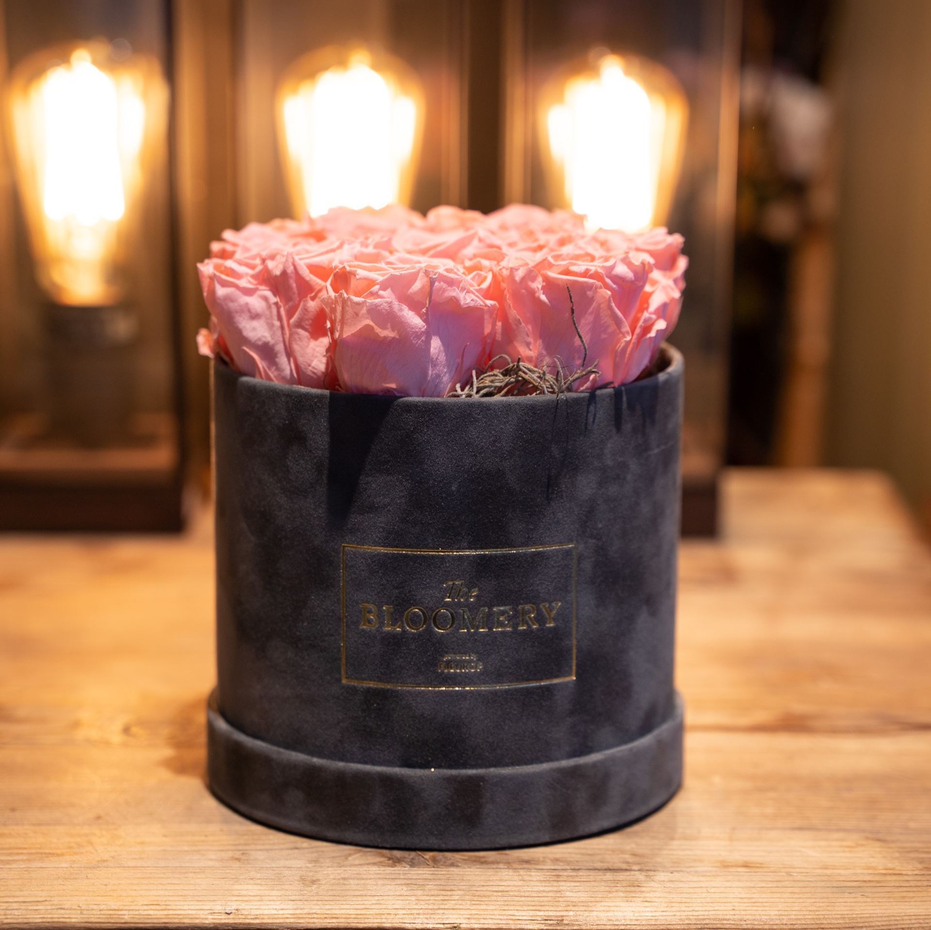 Rosenbox in Grau Samt, mit 8 stabilisierten Rosen Baby Pink, Ø 15 cm