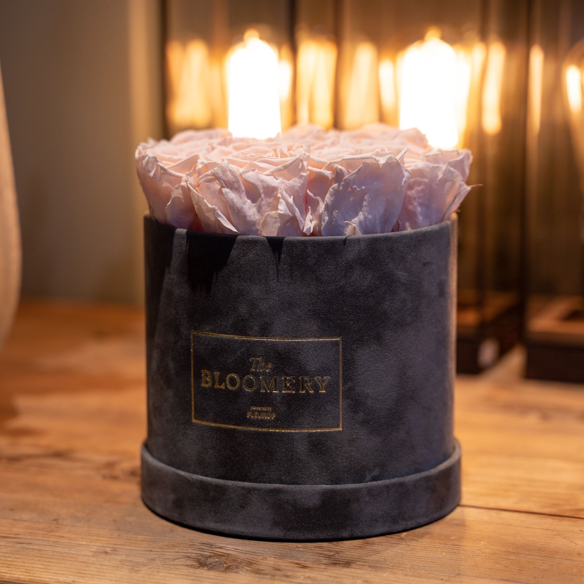 Rosenbox in Grau Samt, mit 8 stabilisierten Rosen Almond Cream, Ø 15 cm