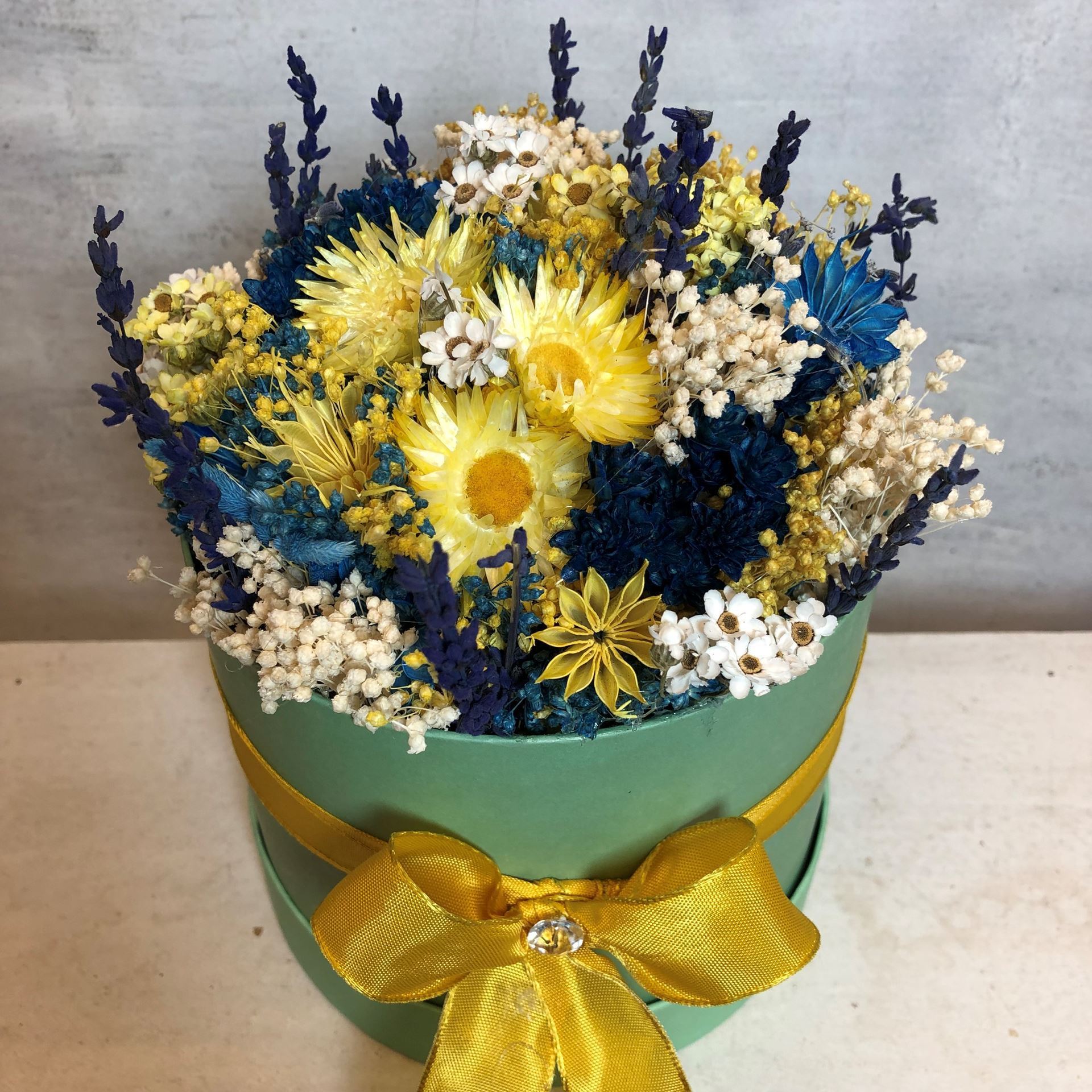 Blumenbox pastell in Gelb und Blau