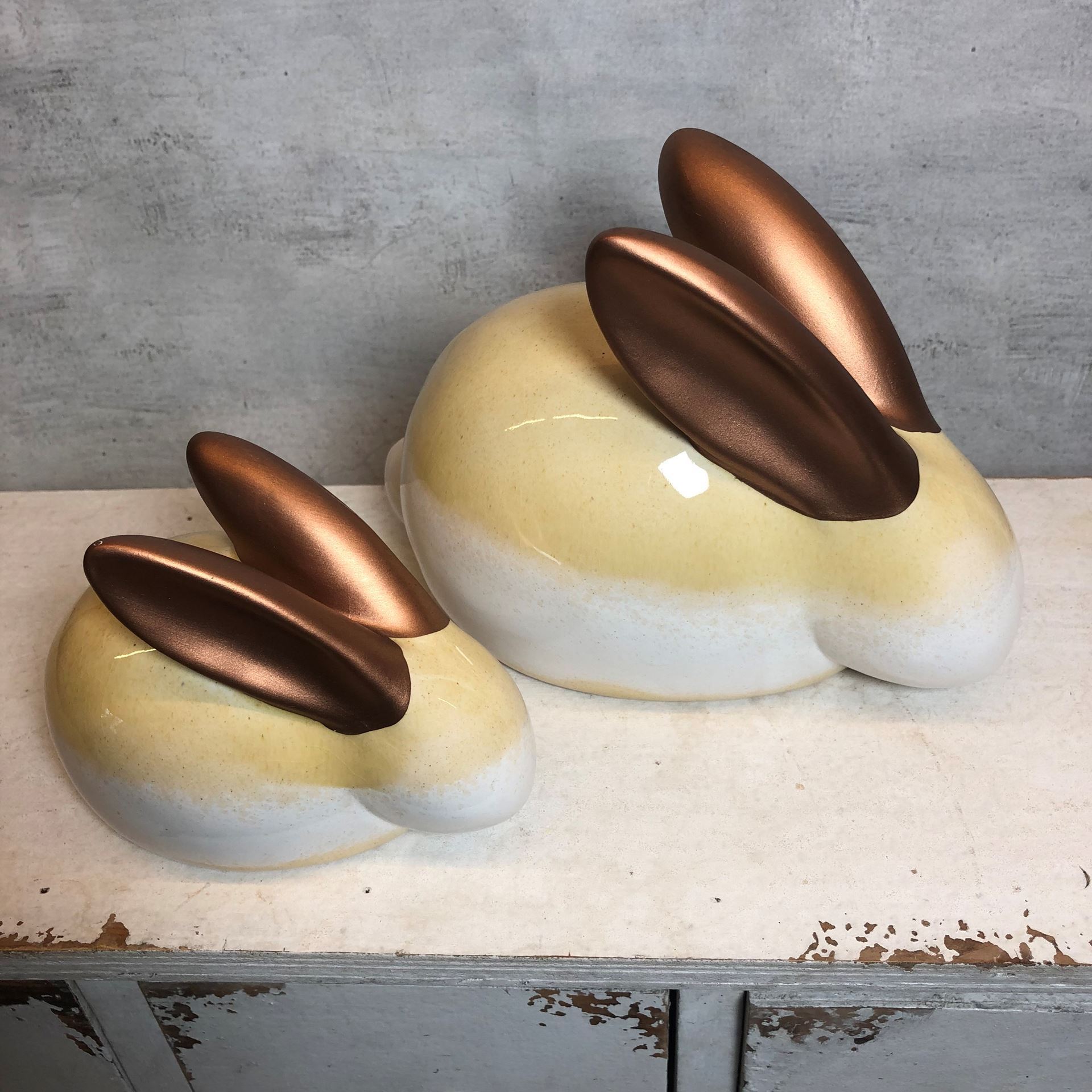 Adorable couple de lapins en céramique jaune avec oreilles en bronze