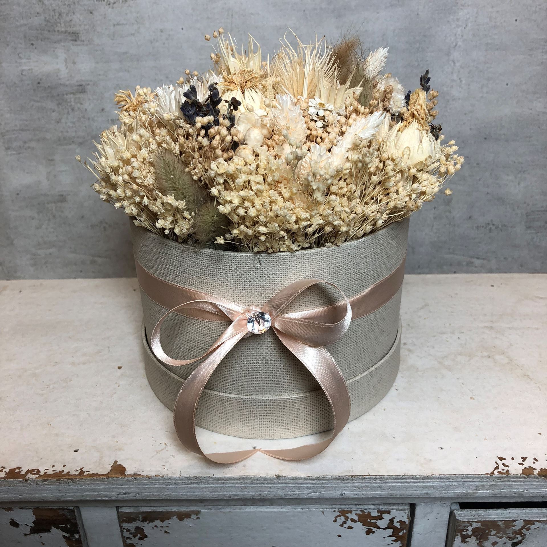 Blumenbox in Creme, Weiss und Nude