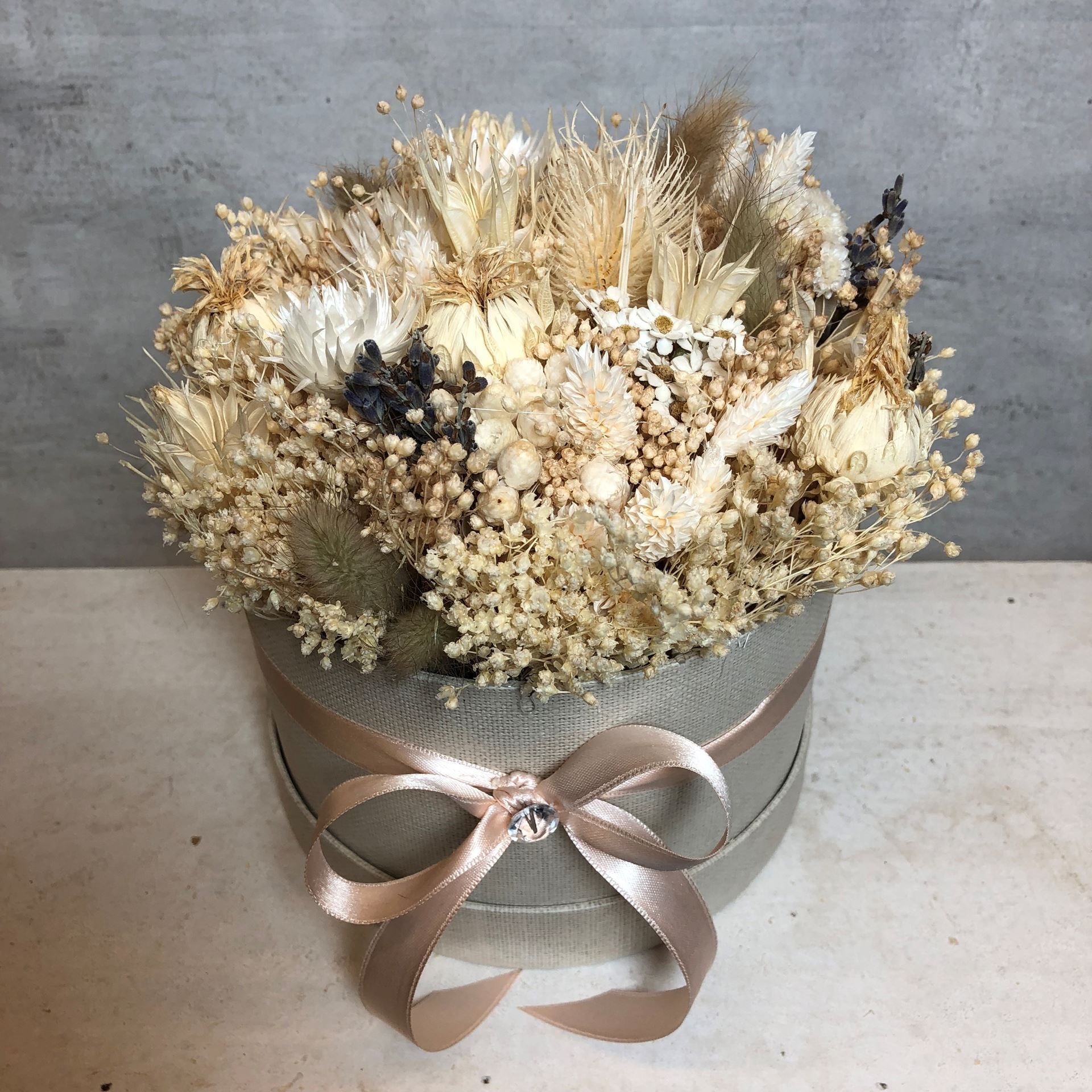 Blumenbox in Creme, Weiss und Nude