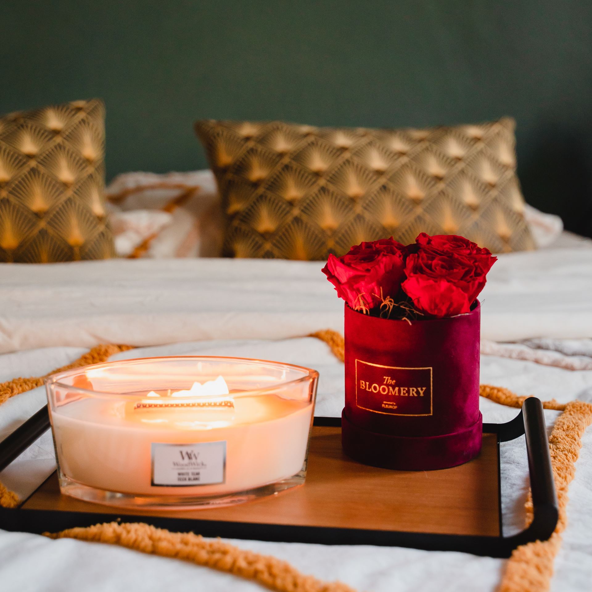 Rosenbox in Bordeauxrot Samt, mit 4  stabilisierten Rosen Burgundy, Ø 10 cm