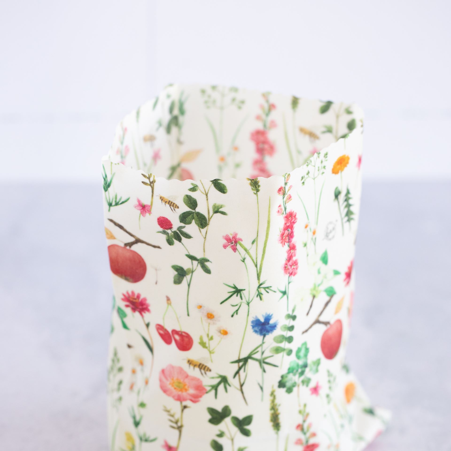 Bio-Bienenwachstuch   Beutel mittel (20 x 24cm) Streuobstwiese