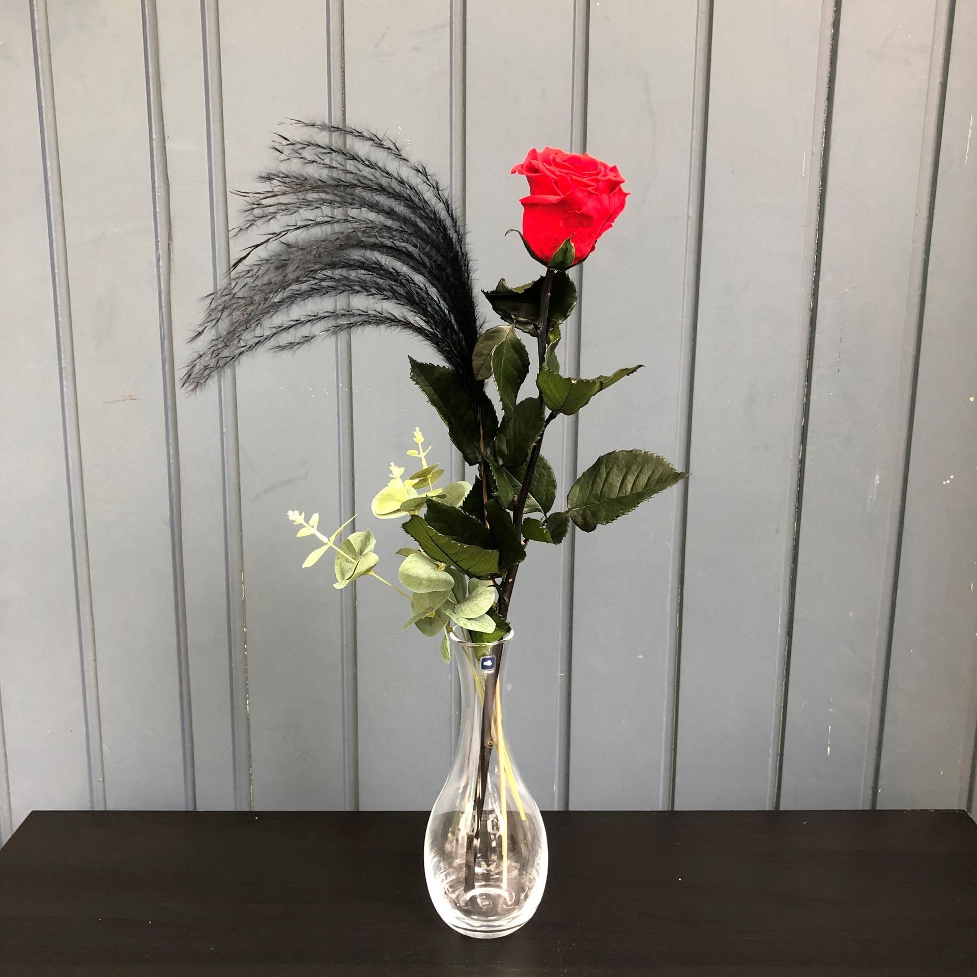 Lange rote stabilisierte Rose 60cm ausgeschmückt inkl. Glasvase