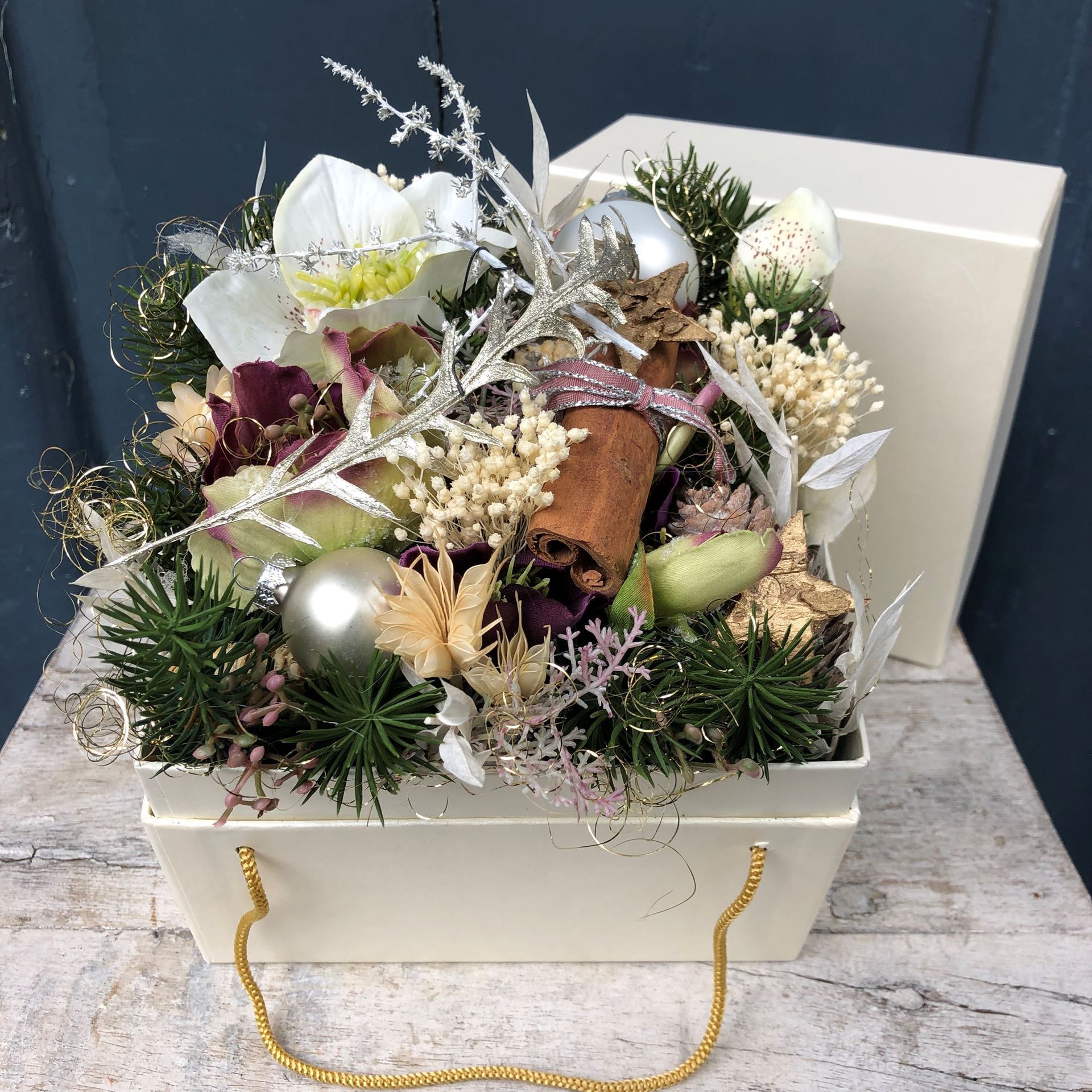Blumenbox Christmas Star weiss mit goldener Kordel