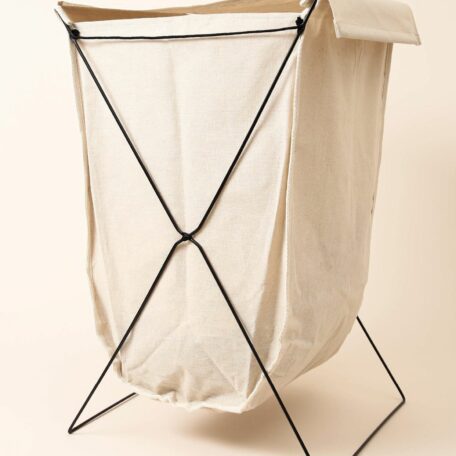 Zusammenfaltbarer cremefarbener Wäschekorb