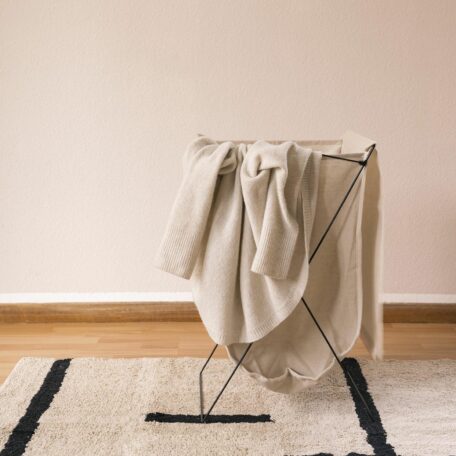 Zusammenfaltbarer cremefarbener Wäschekorb