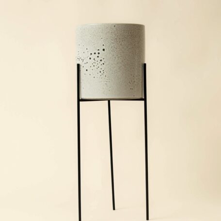 Stehender grauer Keramiktopf