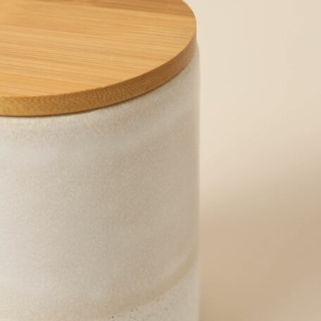 Runde Dose aus Steingut mit beiger Glasur und Bambusdeckel