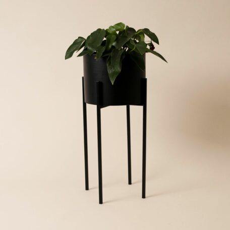 Stehtopf / Blumentopf mit Beinen aus Metall, matt schwarz