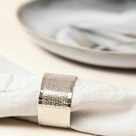 Schlichter, eleganter Serviettenring aus Metall für Stoffservietten