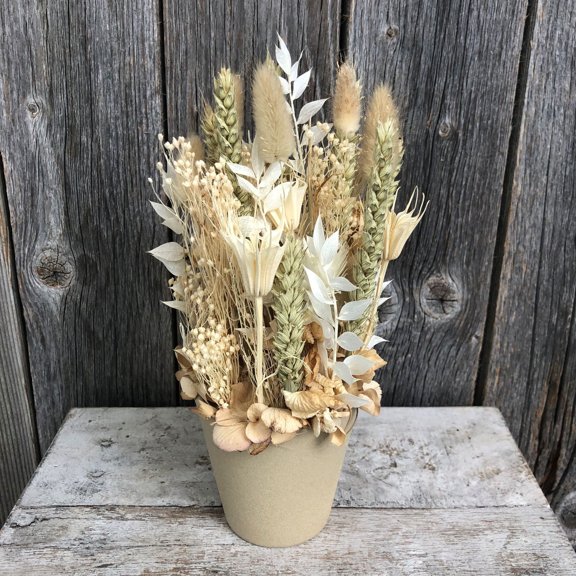 Tischschmuck in Creme, Weiss und Nude