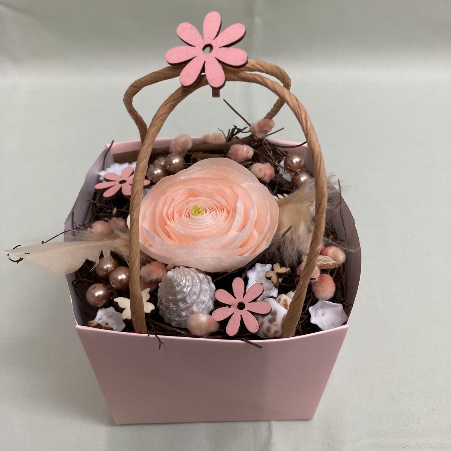 Arrangement mit stabilisierter Ranunkel in Tasche