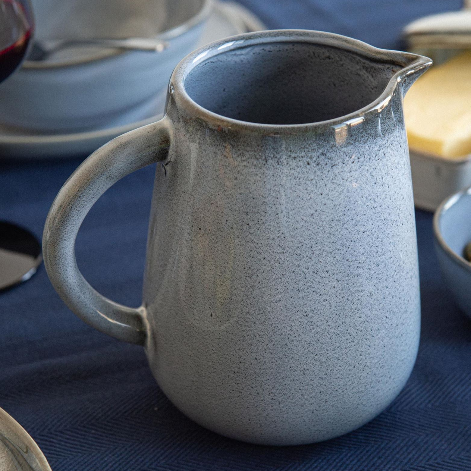 Blauer handglasierter Krug 