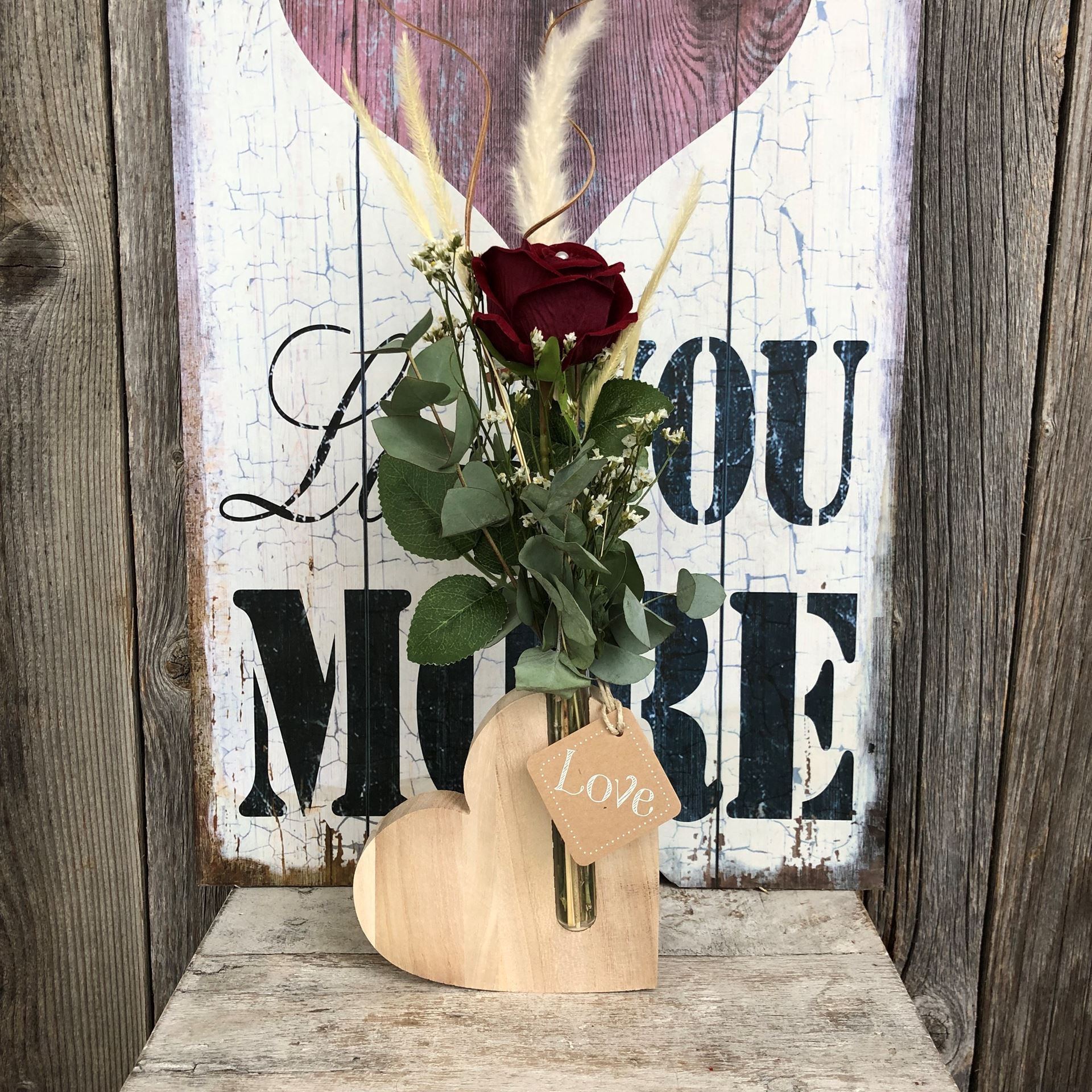 Herz aus Holz mit roter Rose geschmückt