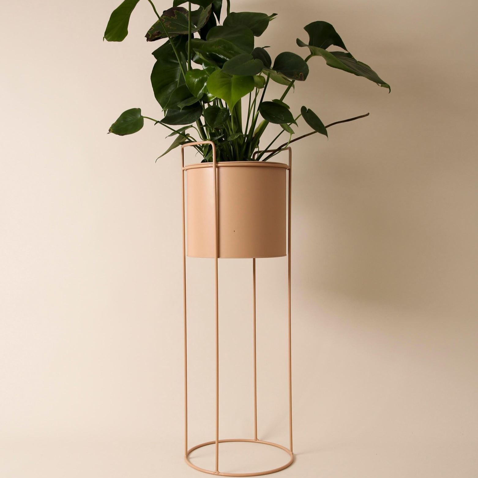 Nudefarbener Stehtopf / Blumentopf mit Beinen