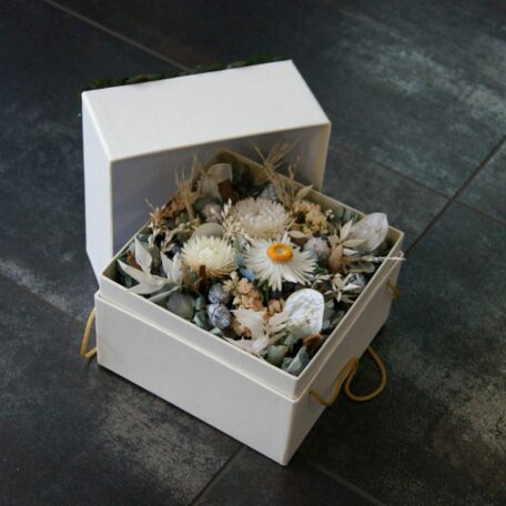 Weisse Schachtel mit weissen Trockenblumen 15cmx15cm