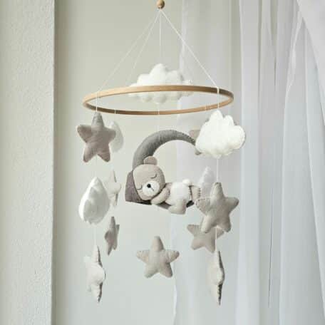 Baby Mobile schlafender Bär mit Mütze grau