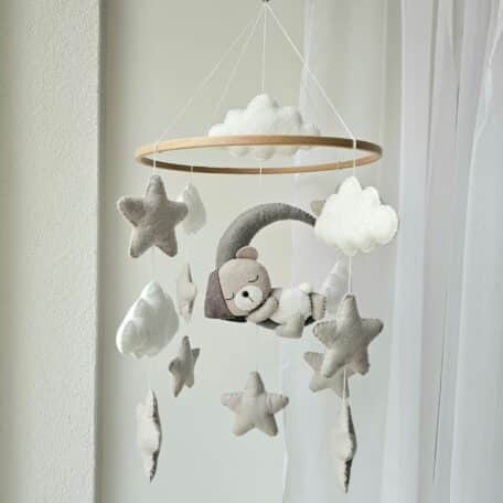 Baby Mobile schlafender Bär mit Mütze grau