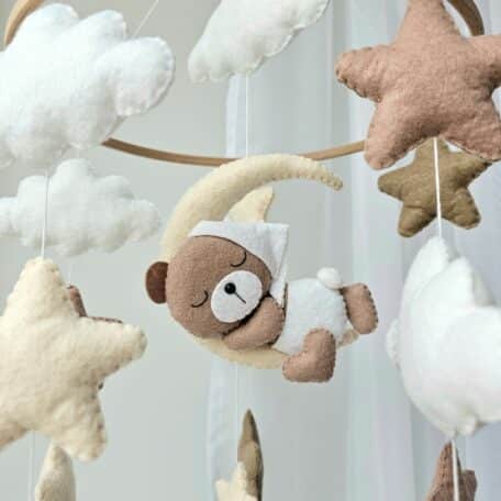 Baby Mobile schlafender Bär mit Mütze weiss