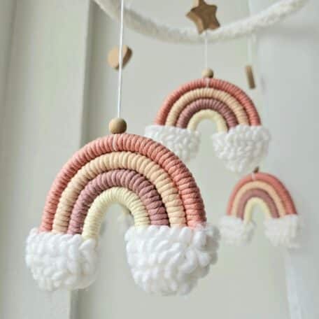 Baby Mobile Puffel Makramee rosa