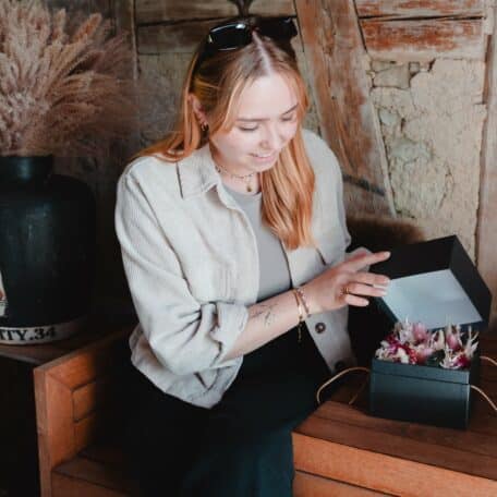 Schwarze Schachtel mit Trockenblumen in Pink 15cmx15cm
