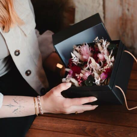 Schwarze Schachtel mit Trockenblumen in Pink 15cmx15cm