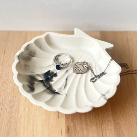 Coquillage décoratif, blanc marbré noir