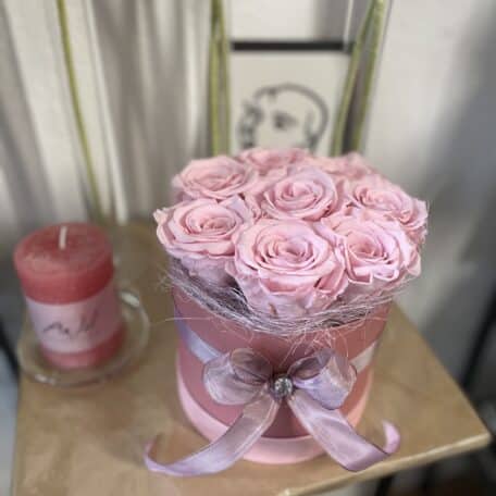 Rosenbox - rund, in altrosa, mit 8 rosafarbenen Rosen Schmuckstein ©Atelier Leutwyler Fleurop Partner Ebikon bei Luzern (1)