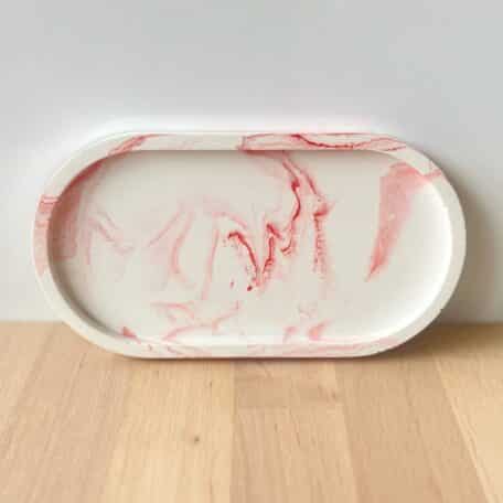 Plateau ovale, blanc marbré de rouge