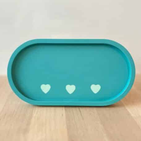 Plateau ovale, turquoise avec des cœurs de couleur menthe