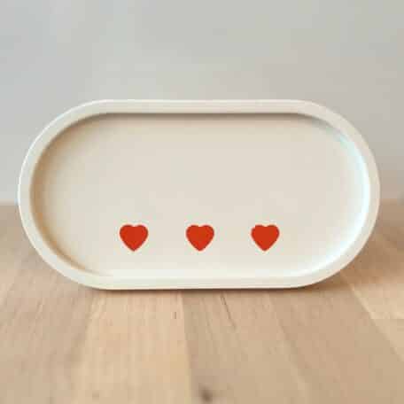 Plateau ovale, blanc avec des cœurs rouges