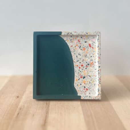 Plateau carré vert avec terrazzo multicolore