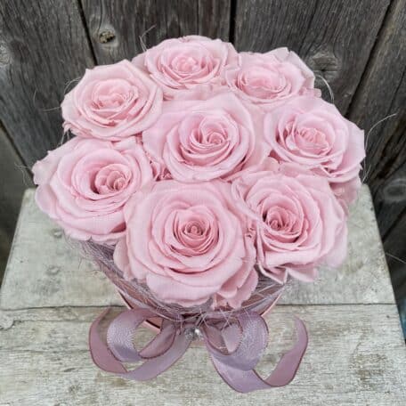 Rosenbox - rund, in altrosa, mit 8 rosafarbenen Rosen Schmuckstein ©Atelier Leutwyler Fleurop Partner Ebikon bei Luzern (1)