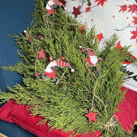 Bund Duft-Zypressen-Zweige 500g mit lieblicher Wichtel Girlande