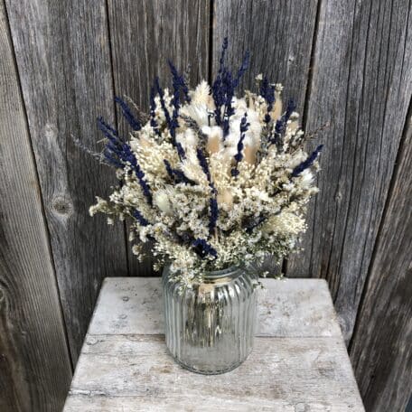 Trockenblumenstrauss-Bianca-mit-Vase-©-Atelier-Leutwyler-Fleurop-Partner-Ebikon-bei-Luzern