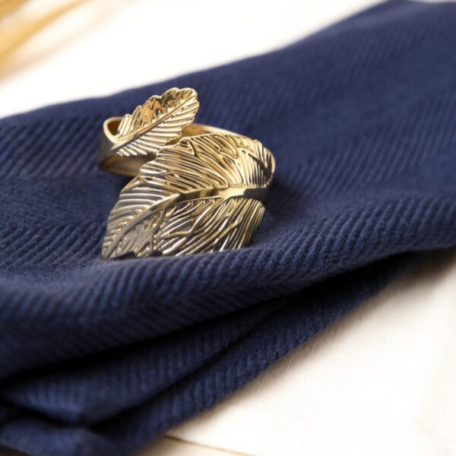 Eleganter Serviettenring mit Blätterdesign, gold