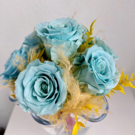 Strauss mit 7 stabilisierten Rosen, hellblau