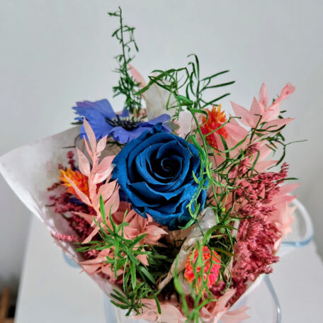 Blumenstrauss mit stabilisierter Rose, blau
